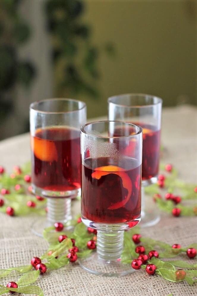 3 glasses of hot cranberry mulled wine