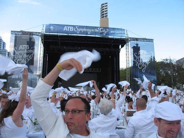the twirling of the napkins signifies the beginning of dinner en blanc