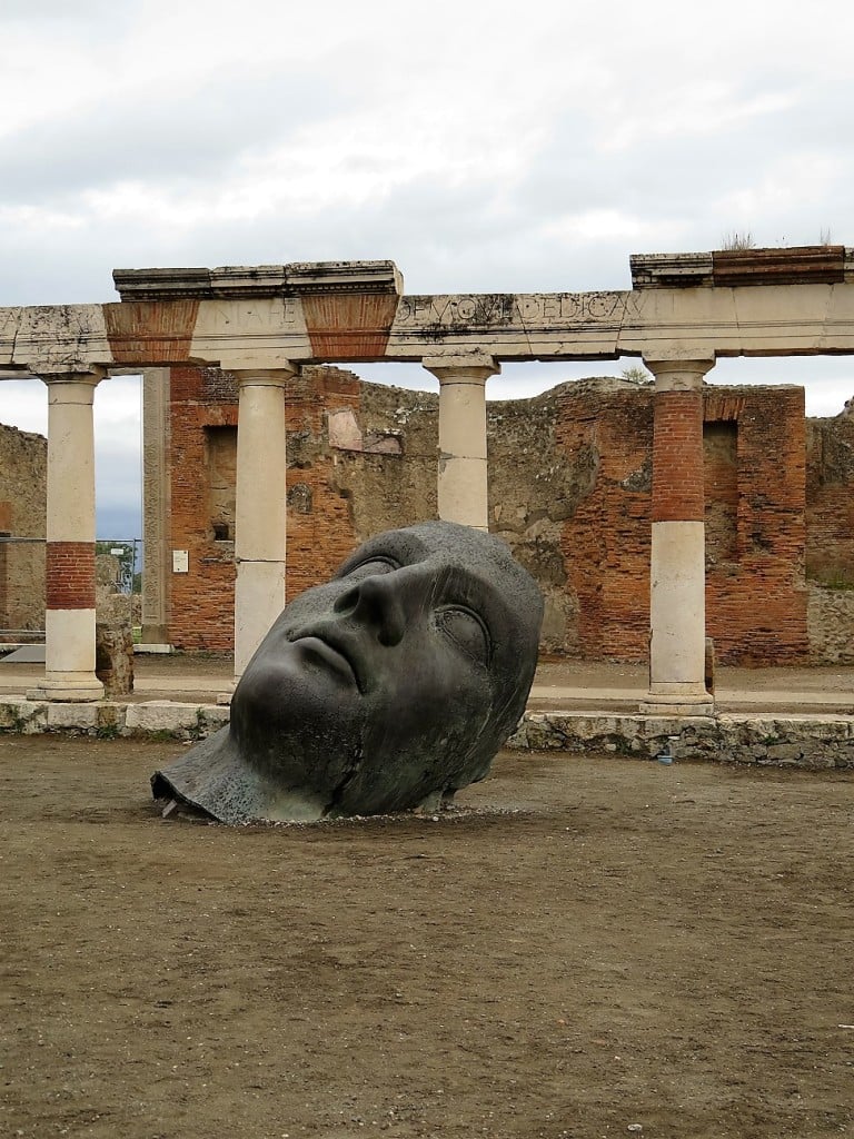 statue ruins at Pompeii