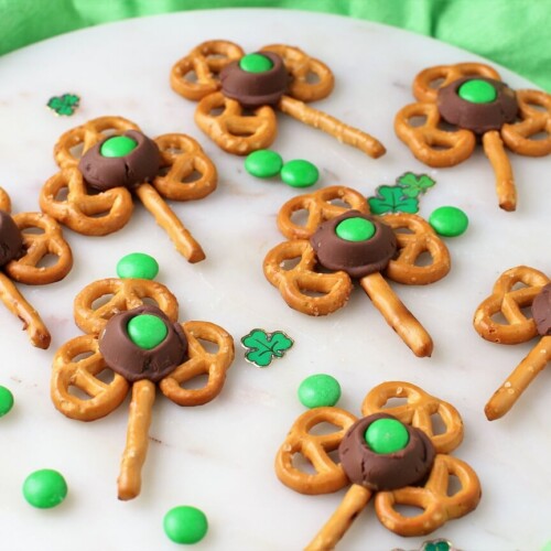 fun little Shamrock Pretzel Pops ready for St Patrick's Day treats