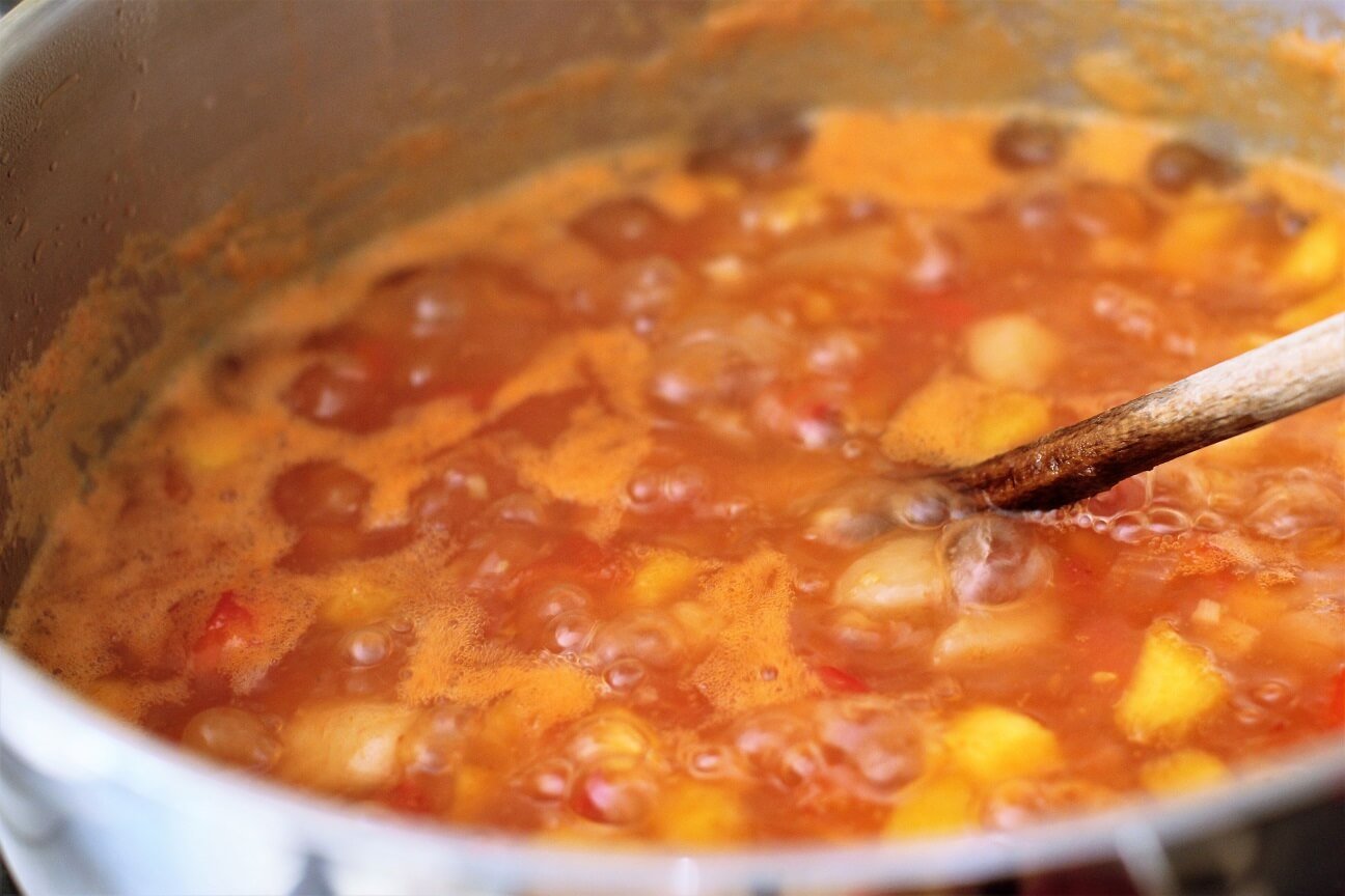 pot full of bubbling Peach Pear Chutney