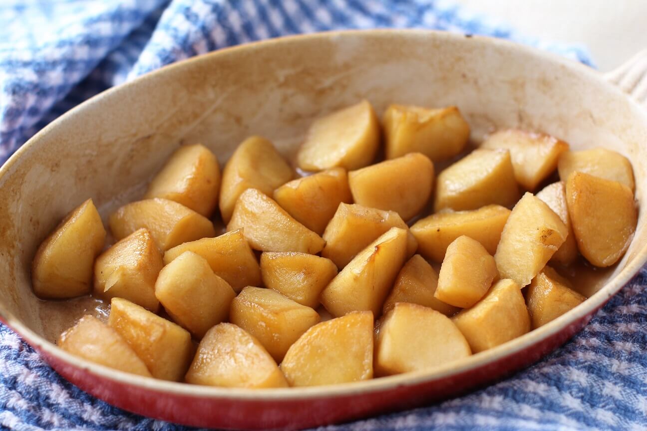 a dish of roasted apples