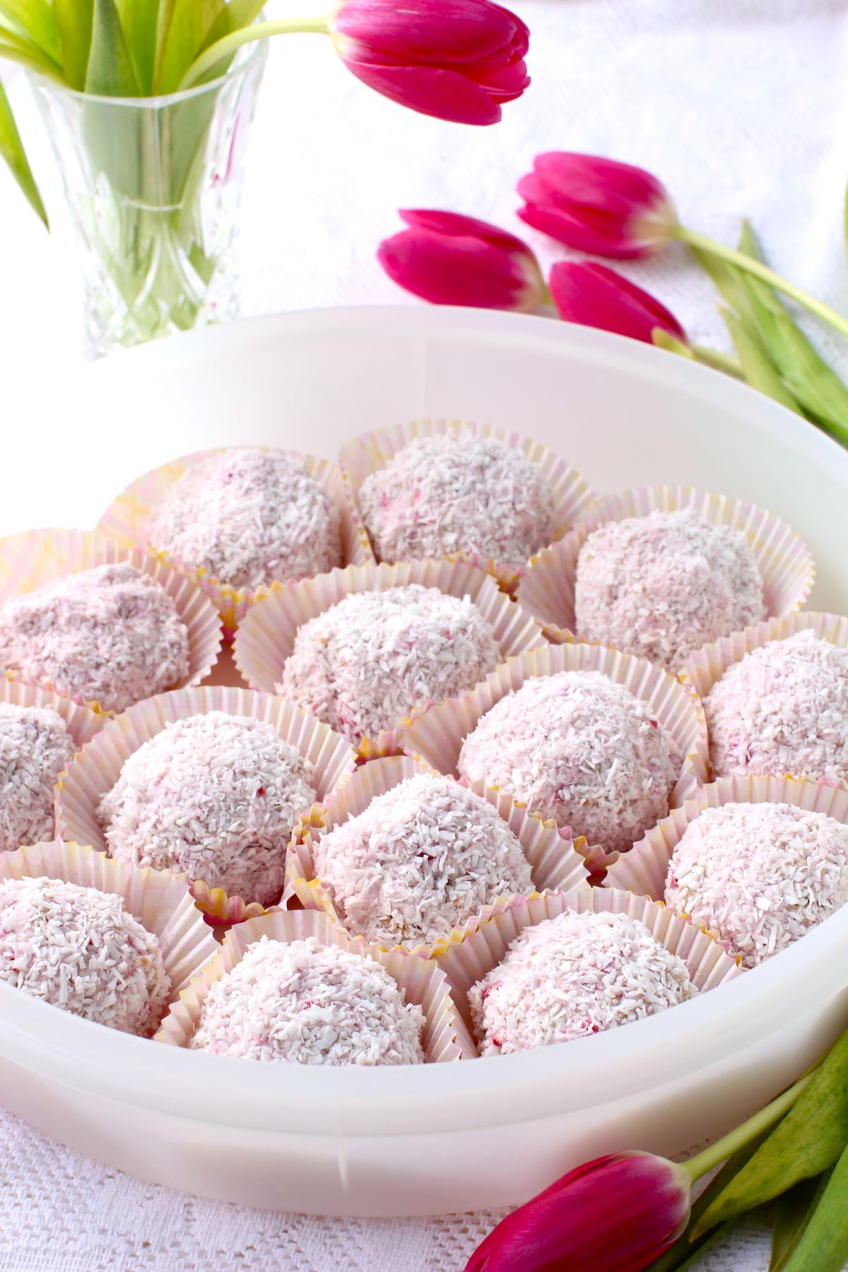 Tupperware container filled with Schneeballen in their paper cups.